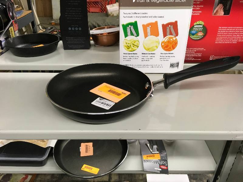 lot 509 image: Farberware Skillet, Retail $15.99