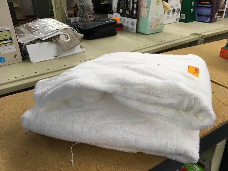 2PK Charisma Bath Towels, Retail $9.99
