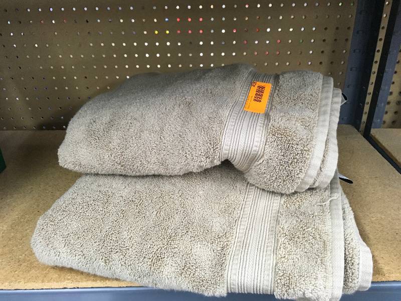 2PK Charisma Bath Towels, Retail $9.99