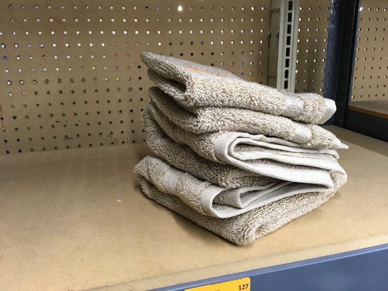 4PK Hand Towels, Retail $10.99