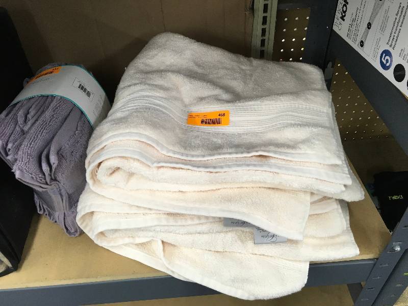 2PK Charisma Bath Towels, Retail $9.99