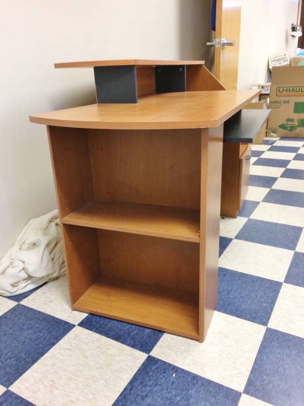 lot 38 image: Bush Furniture Computer Home Office Desk - Good Condition