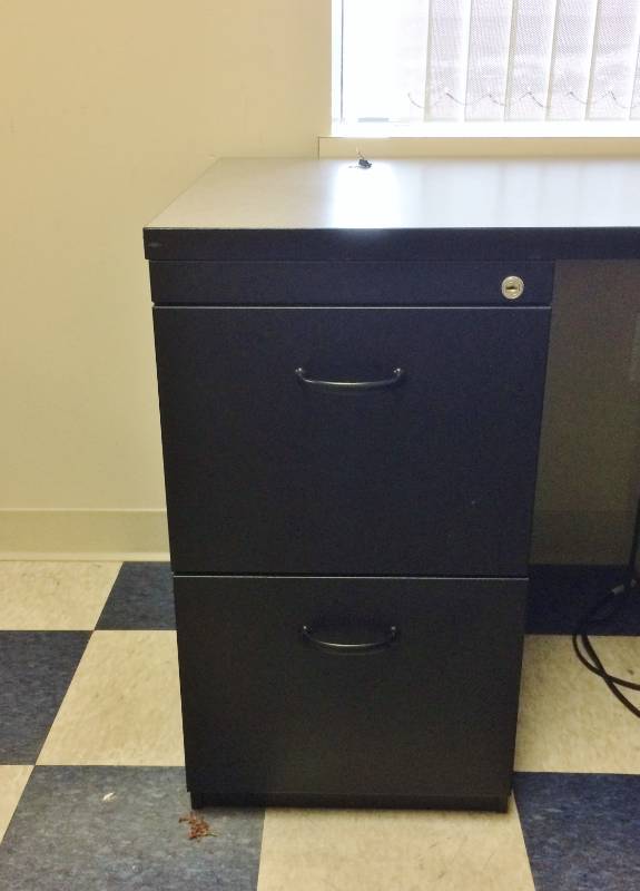 lot 40 image: Corner Desk With 3 Filing Cabinets - Great Condition