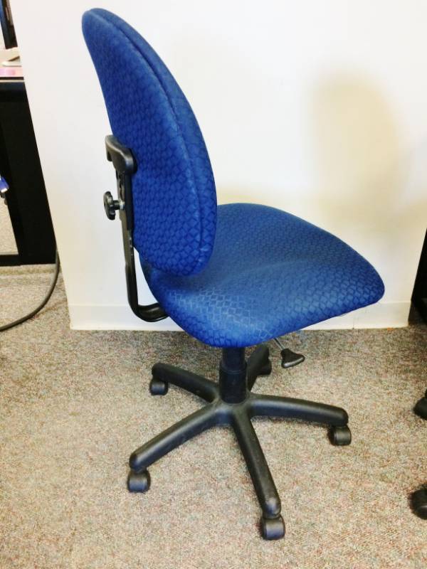 lot 85 image: United Chair Company 90s NS Series Swivel Task Chair - Blue Fabric Contoured Seat and Back with&nbspPneumatic Seat Height Adjustment - Great Condition