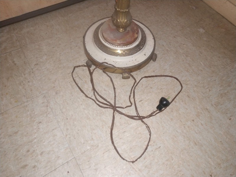 lot 62 image: TURNS ON Vintage 1950s Style Free Standing Floor Lamp