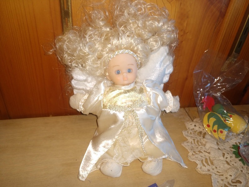 lot 66 image: Vintage MOMoney Doll, Misc. Crafts