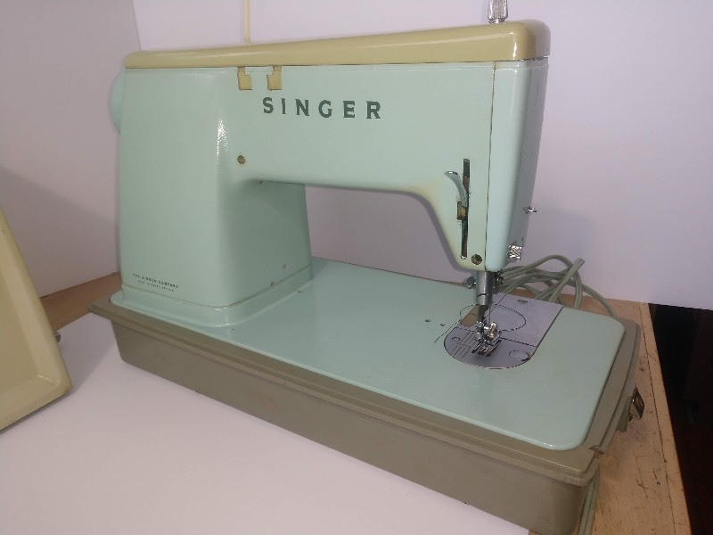 lot 74 image: Vintage Singer Sewing Machine