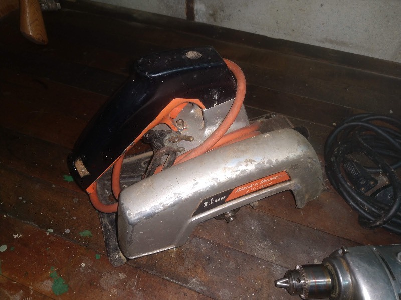 lot 84 image: Vintage Power Tools, 1-14HP Black & Decker 7-14 Saw, Montgomery Ward Powr-Kraft Tool, Mall Drill Model 149