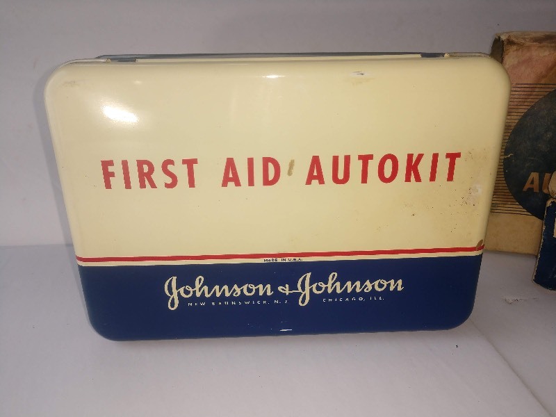 lot 46 image: Vintage Johnson & Johnson First Aid Autokit