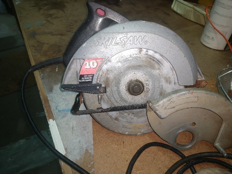 lot 52 image: SKILSAW Brand Saw with Parts and Shop Drop Light