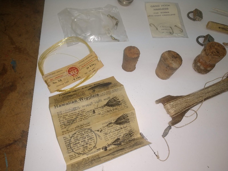 lot 16 image: Lot of Fishing Items