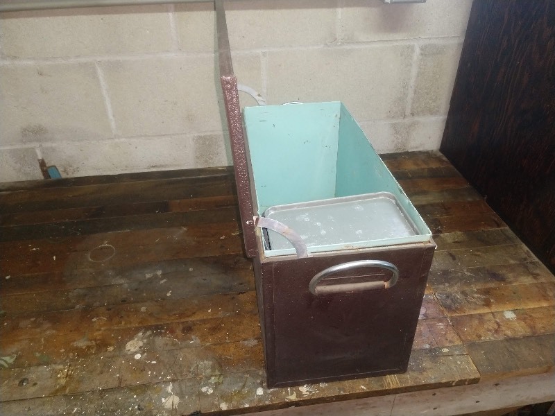 lot 85 image: Vintage Poloron The Woodland Insulated Picnic Box