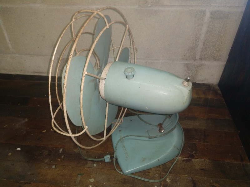 lot 87 image: WORKS Mid-Century Retro General Electric Robins Egg Blue Oscillating Fan (Blue Plug In) 