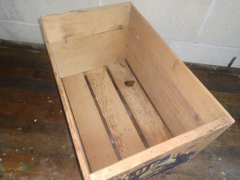 lot 98 image: Vintage Primitive Blue Bird Apples Wood Crate