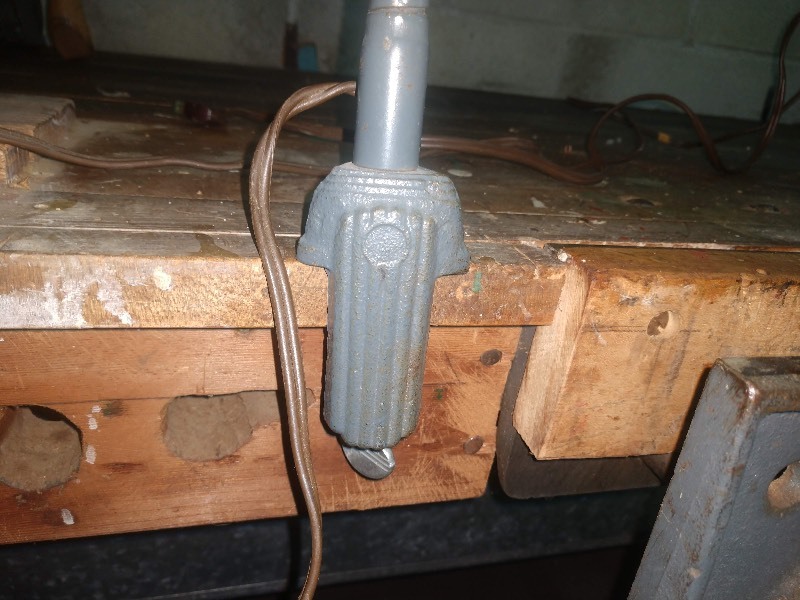 lot 101 image: Antique Portable Marks Manufacturing Co. Desk Lamp Issue 11500