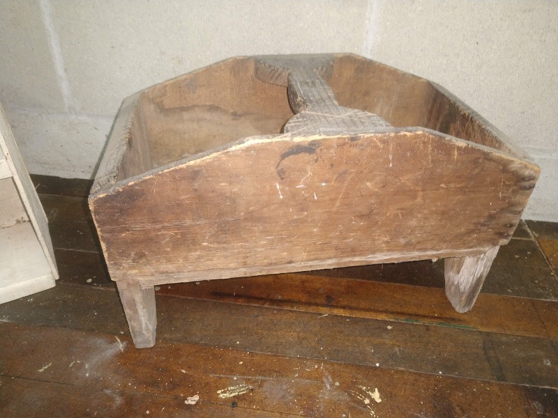lot 100 image: Vintage Wood Shelf and Vintage Wood Magazine Holder