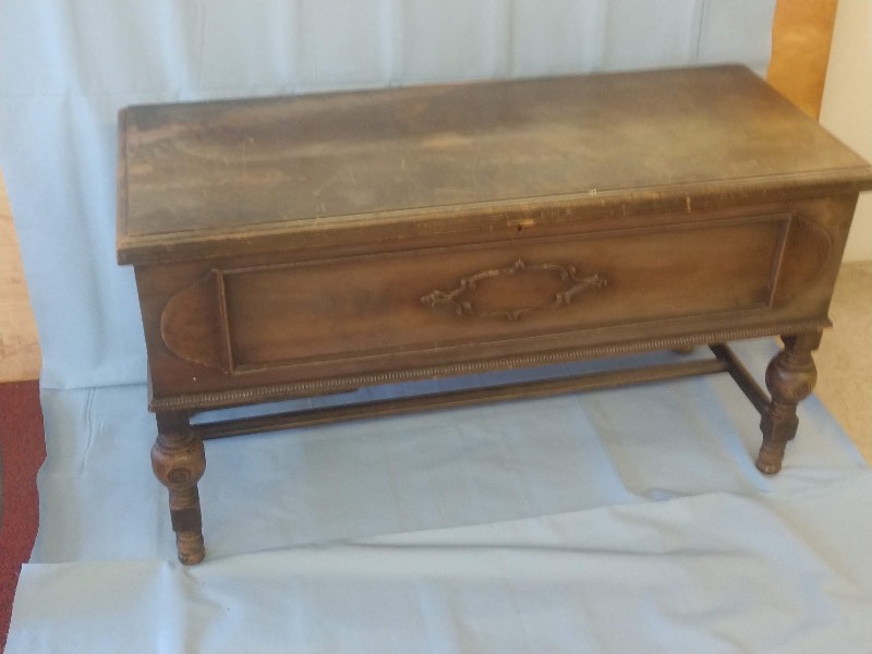 lot 5 image: Antique Cedar Chest w Skeleton Key