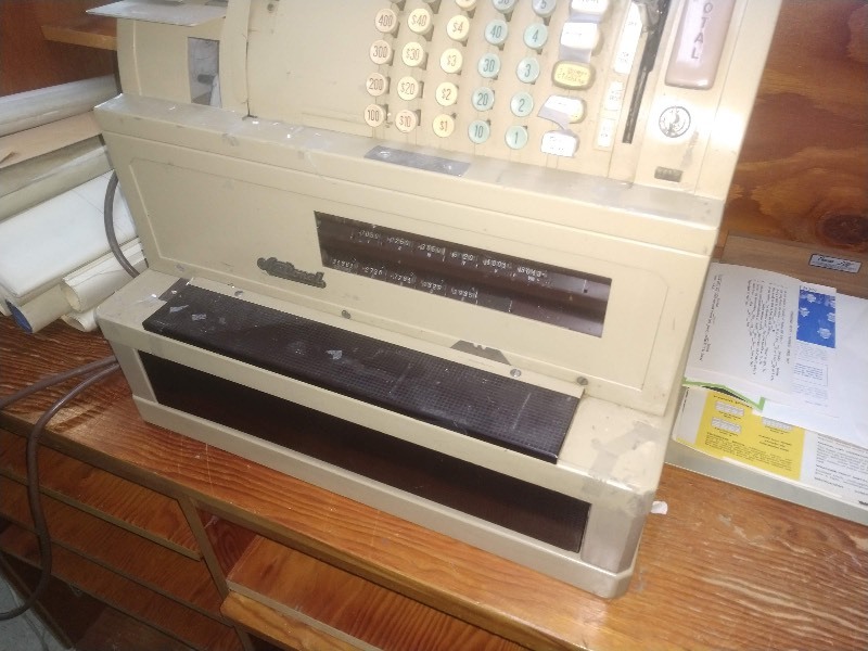 lot 7 image: POWERS ON Vintage National Cash Register w Key