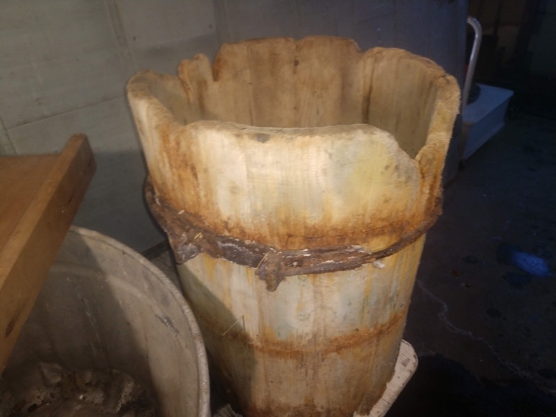 lot 137 image: Vintage Galvanized Wash Tub, Watering Buckets and Mandolin