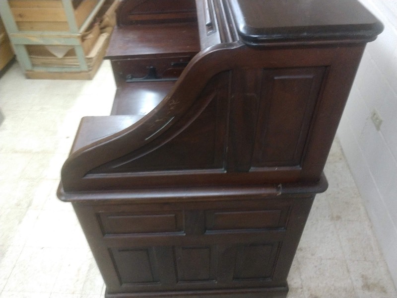 lot 116 image: Gunn Furniture Co. Mahogany Wood Raised Panel Roll Top Executive Office Desk on Casters