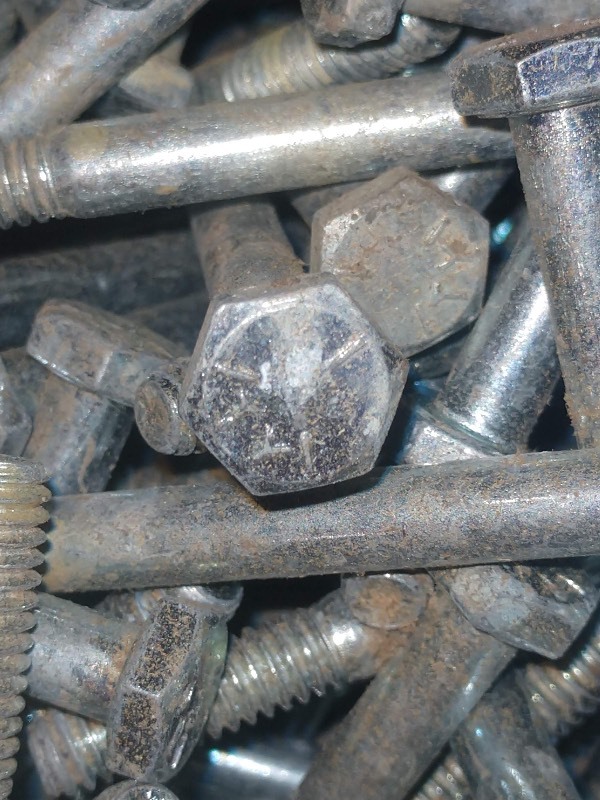 lot 129 image: Box of 516 X 3 12 Hex Bolts and Insulated Chimney Flu