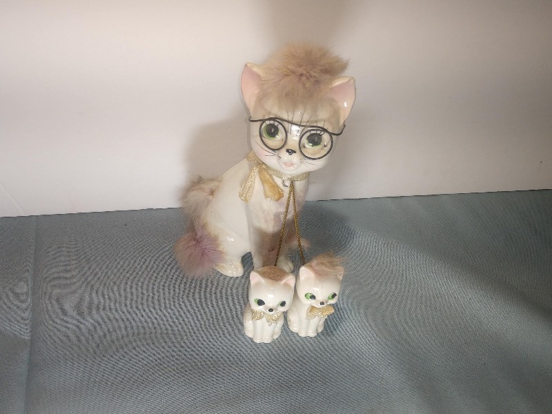 lot 140 image: Porcelain Cat With Kittens