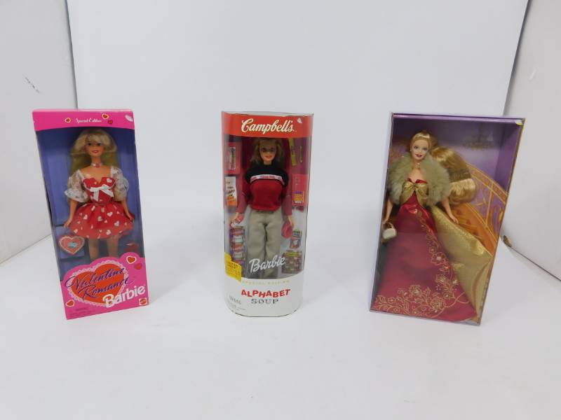 lot 2 image: Three Collectible Dolls