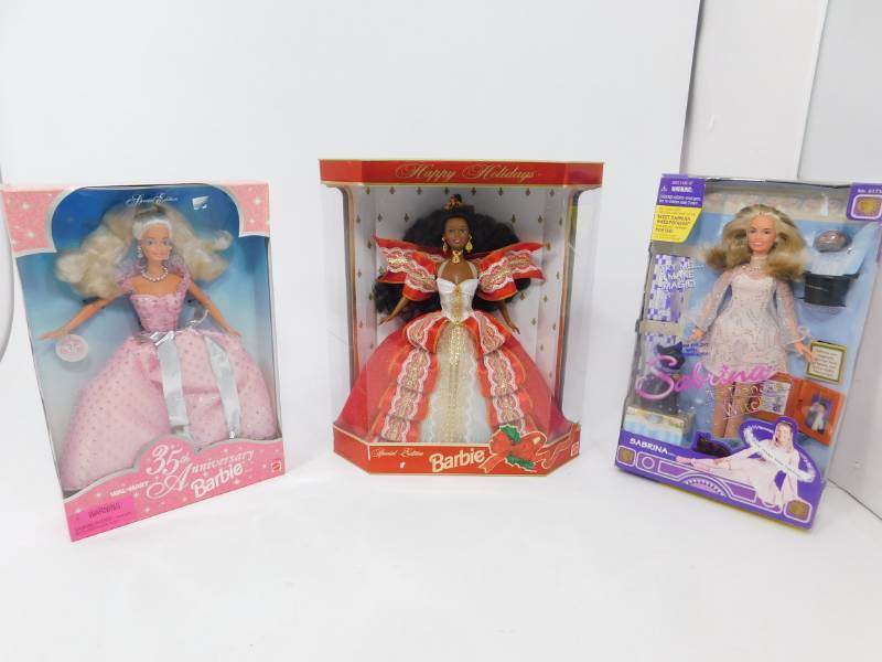 lot 6 image: Three Collectible Dolls