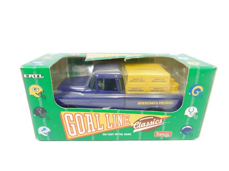 lot 15 image: NFL Ertl Goal Line Classics Die Cast Metal Bank