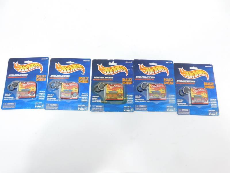 lot 19 image: Five Hot Wheels Retro Pack Keychains