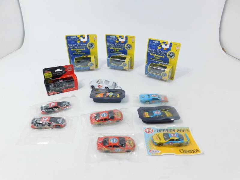 lot 31 image: Lot Of Thirteen Collectors Hot Wheels