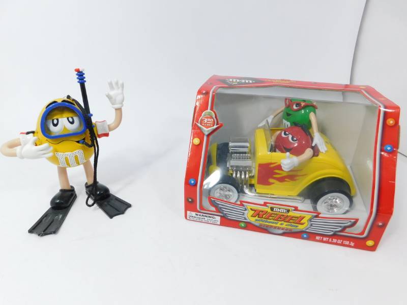 lot 33 image: M & M Snorkel Shower Radio & M & M Yellow Hot Rod