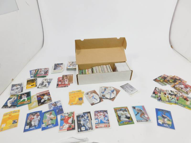 lot 37 image: Collectors Topps Baseball Cards & Rookie Football Cards