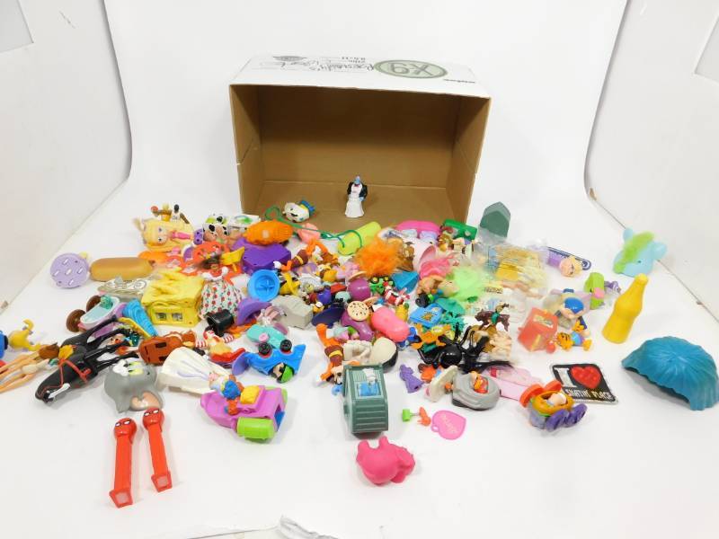 lot 71 image: Box Of Miscellaneous Collectors Toys