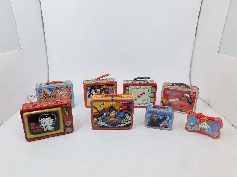 lot 82 image: Eight Lunch Pails