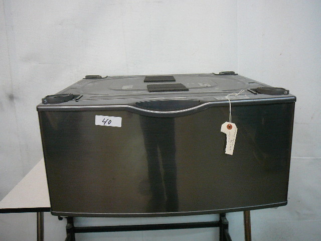 lot 40 image: Samsung Pedestal WasherDryer