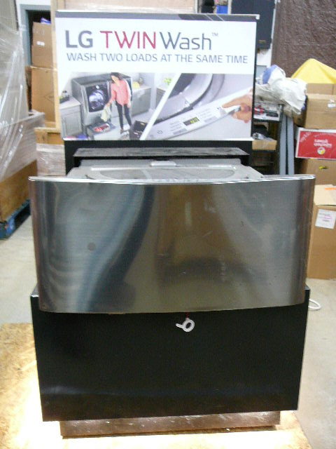 lot 44 image: LG Twin Wash Display Side Kick