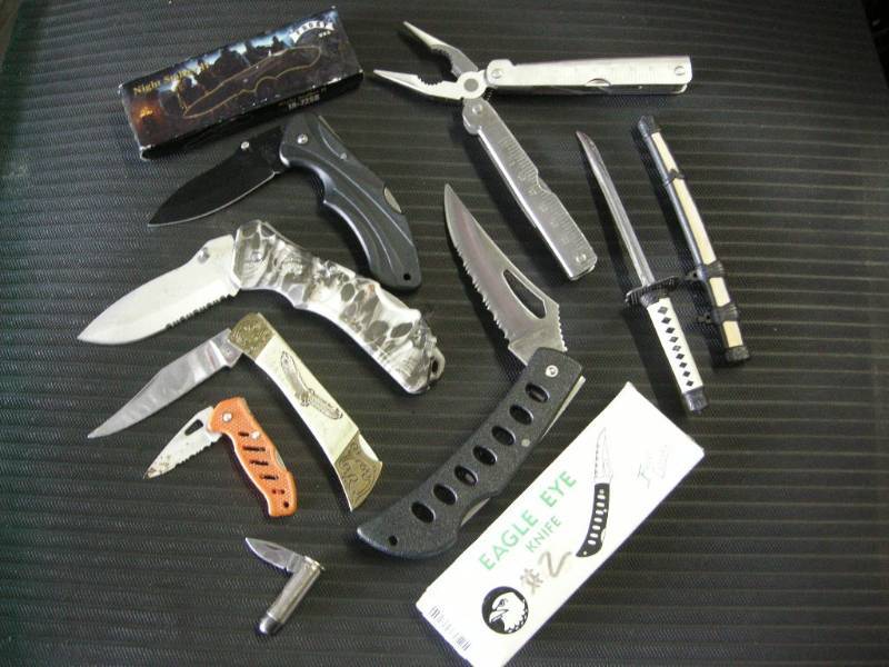 lot 23 image: Pocket Knife Group