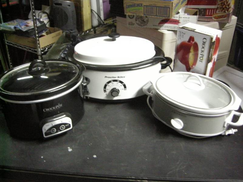 lot 77 image: 3 Crock-Pots