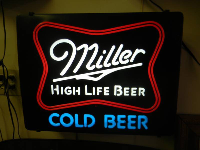 lot 20 image: VINTAGE MILLER HIGH LIFE COLD BEER NEO NEON LIGHT - WORKS - NICE - APPROX 20 BY 15 - SEE PICTURES