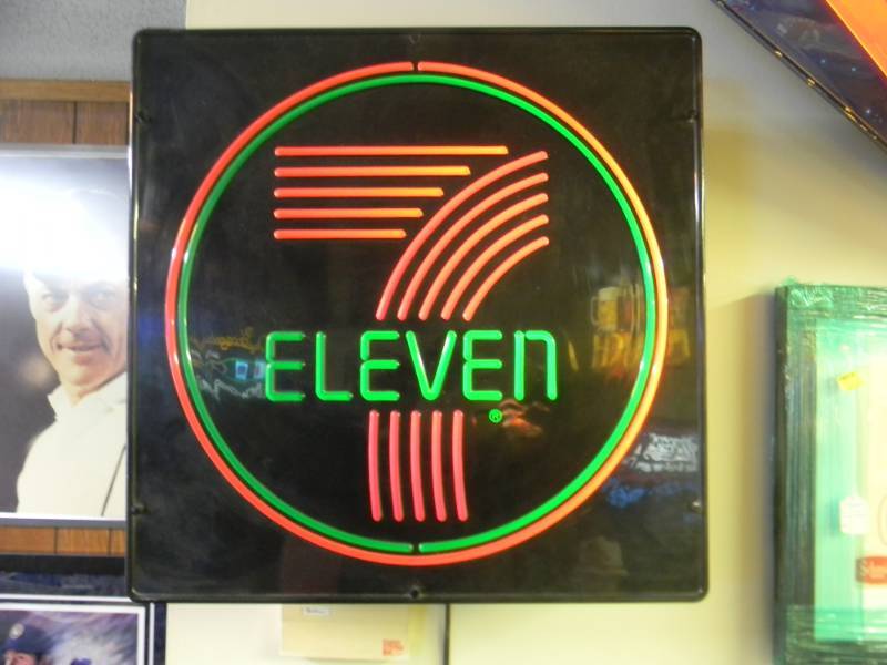 lot 28 image: VINTAGE 7-11 LIGHT - WORKS - APPROX 22 BY 22 - SEE PICTURES