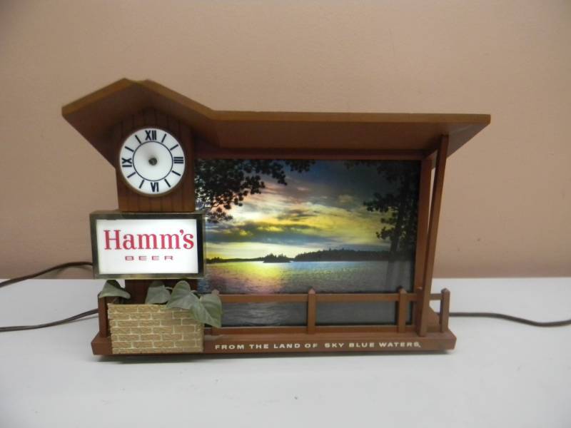 lot 48 image: HAMMS BEER DUSK TO DAWN MOTION SIGN - IN WORKING CONDITION, MISSING CLOCK HANDS - SEE PICTURES