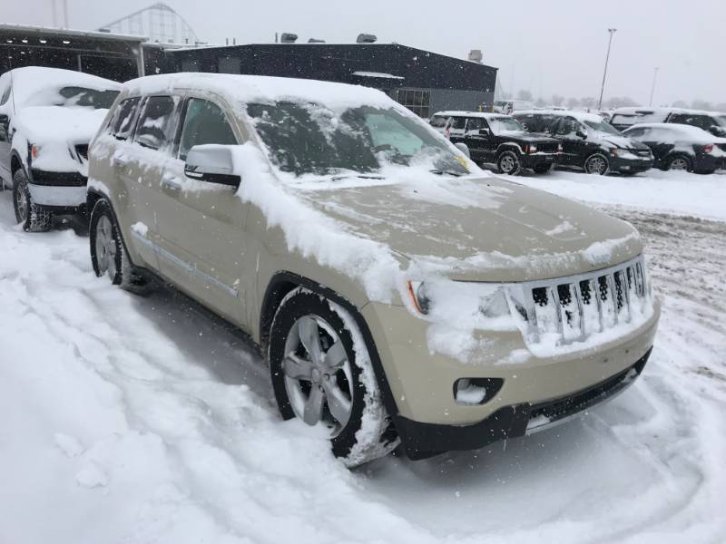 lot 8 image: 2011 Jeep Grand Cherokee Overland 4x4