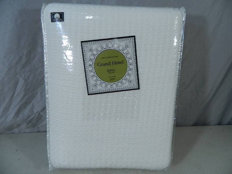lot 12 image: New King Size Grand Hotel Blanket