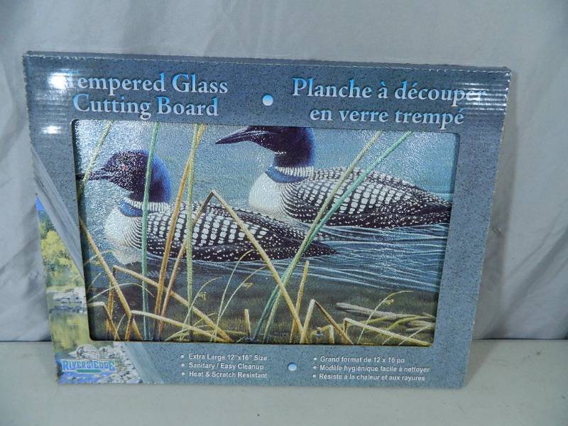 lot 14 image: New Tempered Glass Cutting Board