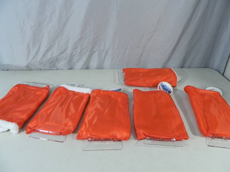lot 78 image: 6 New Ice Scraper Mitts