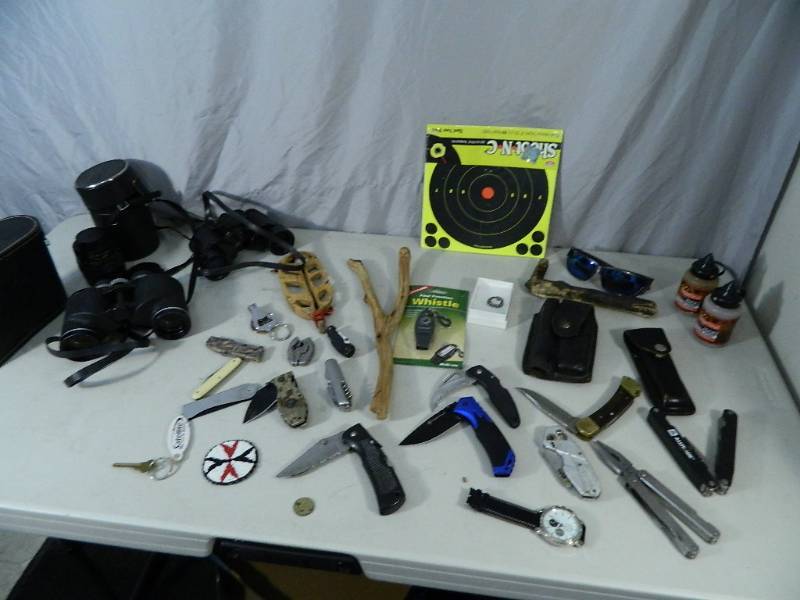 lot 88 image: Knives, Binoculars, Collectibles