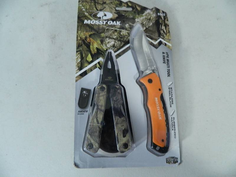 lot 90 image: New Mossy Oak Multitool and Knife
