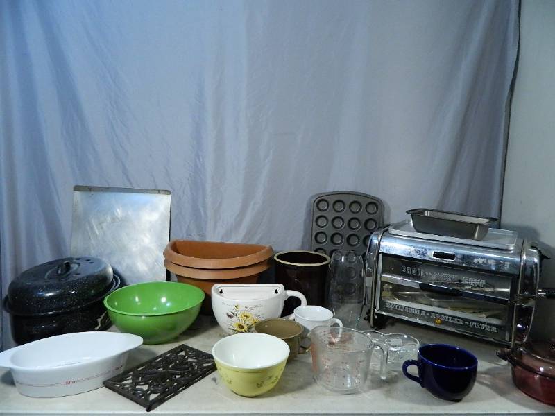 lot 166 image: Vintage Pyrex and Kitchen Items