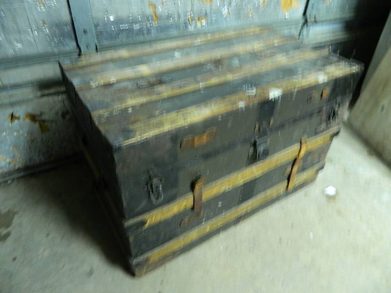 lot 2 image: Neat Old Trunk